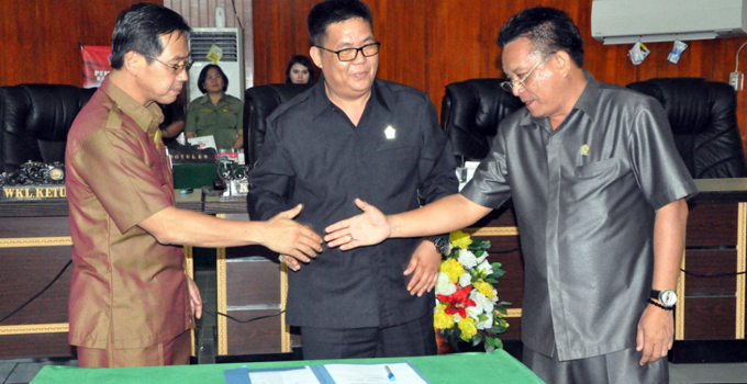 Honandar, supit dan Mantiri usai menandatangani persetujuan Ranperda TV Kabel (foto ist)