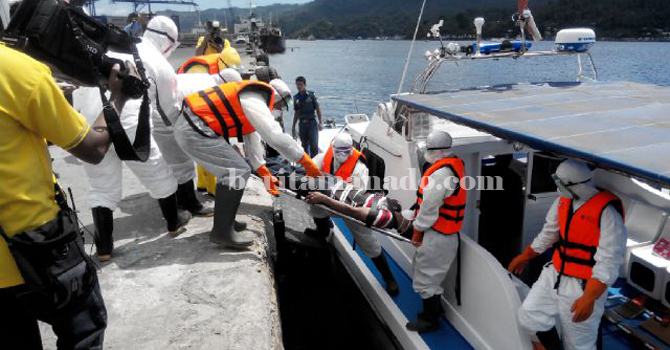 Proses evakuasi terhadap ABK yang diduga terkena virus ebola (foto beritamanado)