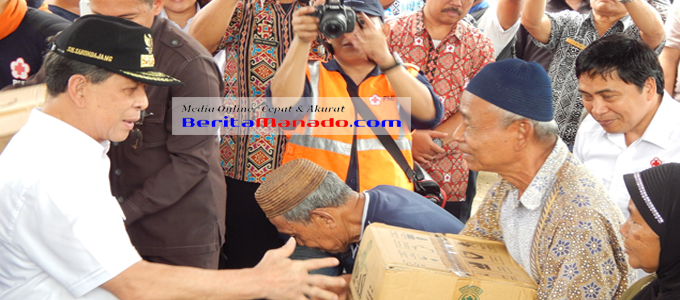 Gubernur Sulut S H Sarundajang memberikan bantuan kepada warga korban bencana di Manado