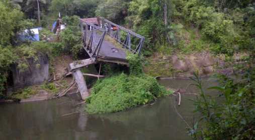 Kondisi jembatan Kuwil yang putus akibat banjir bandang tahun 2014 silam. Foto diambil beberapa pekan setelah bencana.(foto: finda/bmc)