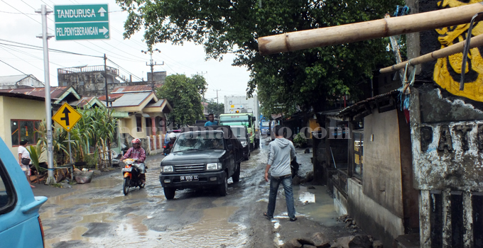 Jalan M Hatta Pateten Kecamatan Aertembaga (foto beritamanado)