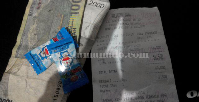 Toko Waluko Jaya Bitung mengganti uang 500 dengan permen (foto beritamanado)