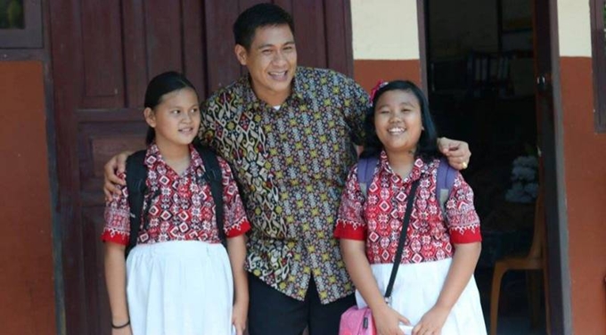 harley mangindaan bersama dua siswi sdn 06