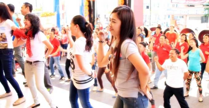 Flash Mob Dances Karyawan itCenter Mariahkan HUT Jemmy Asiku