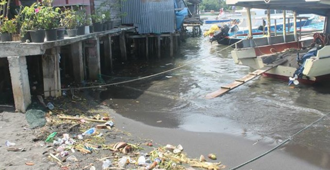 Kondisi di pesisir pantai Likupang Timur, banyak tumpukan sampah.