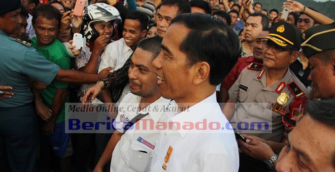 Jokowi foto bersama dengan salah warga