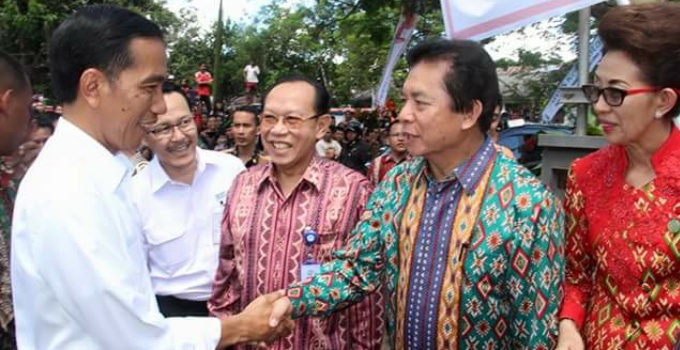 Bupati Minut bersama istri menyambut Presiden Jokowi