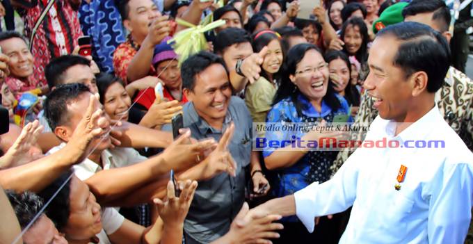 warga berebutan berjabatangan dengan Jokowi