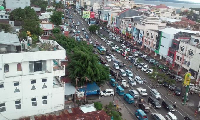 Jalanan Manado tak mampu menampung jumlah kendaraan