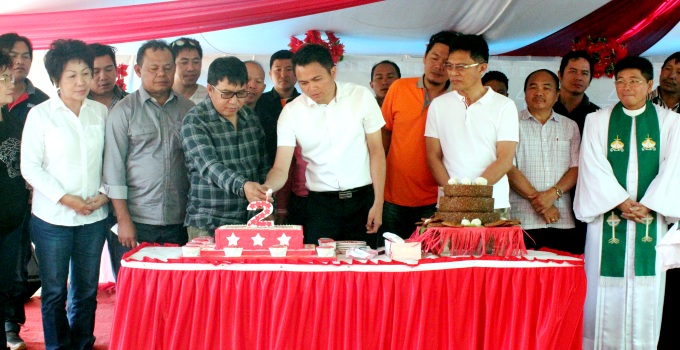 Pemasangan Lilin HUT Kepemimpinan ke-2 Bupati James Sumendap dan Wakil Bupati Ronald Kandoli