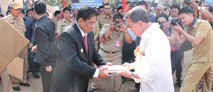 Penjabat Gubernur Sulut Dr Soni Sumarsono menyerahkan cendra mata kepada mantan Gubernur Sulut S H Sarundajang