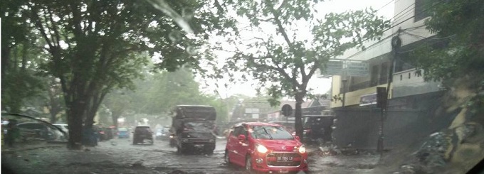 banjir depan rumah sakit sario