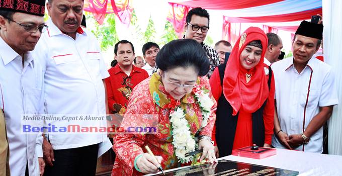 Megawati Soekarno Putri menandatangani prasasti Masjid Awwal Fathul Mubien Kampung Islam Tuminting