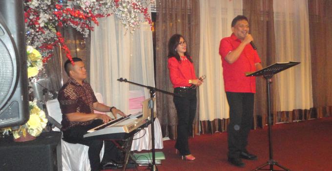 Megawati di City Extra Olly bernyanyi