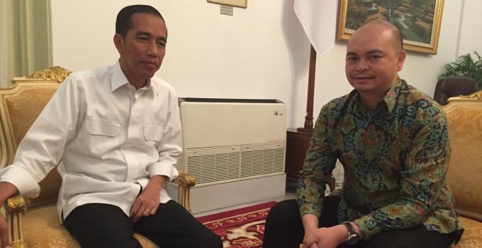 Michael Umbas berbincang dengan Presiden Jokowi di ruang kerja di Istana Merdeka, Jakarta beberapa waktu lalu