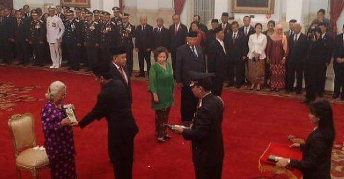 penyerahan plakat sebagai pahlawan nasional oleh Presiden Joko Widodo diterima oleh Louisa Lapian
