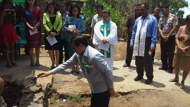 peletakan batu pertama gedung gereja bailang