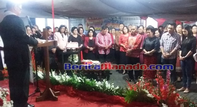 Bupati Minahasa Drs Jantje W Sajow Bersama Keluarga Mendapat Dukungan Doa Dari Para Hamba Tuhan