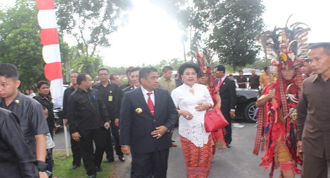 Pj Gubernur Sulut Sonny Sumarsono saat tiba di DPRD   Minsel.