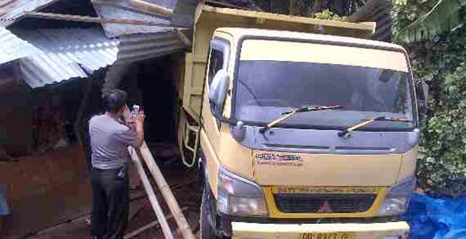 Truk Hantam Rumah