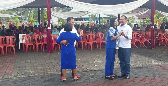 Tavif Watuseke besama istri dan anggota dewan saat berdansa