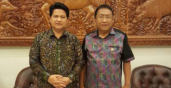 Bersama ketua KPU RI Husni kamil Manik, ketika berkunjung ke Sulut pd hari Sabtu, 8 Nop 2015