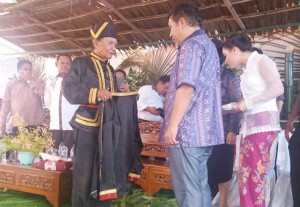 Bupati James Sumendap dikenakan pakaian adat etnis Tounsawang saat menghadiri HUT ke-2 GMIM Syaloom Tombatu 1