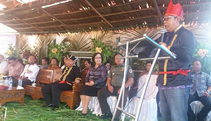 Bupati memberikan sambutan saat HUT ke-2 GMIM Syaloom Tombatu. Tampak Bupati mengenakan pakaian adat etnis Tounsawang