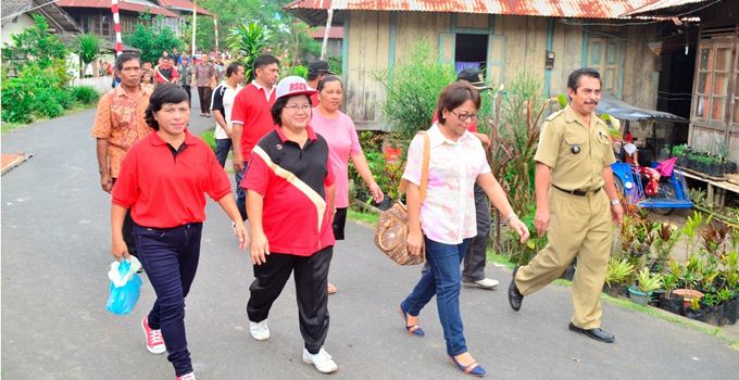 Camat Jelly Waruis bersama jajaran pemerintah desa dan masyarakat di Kecamatan Ratahan Timur