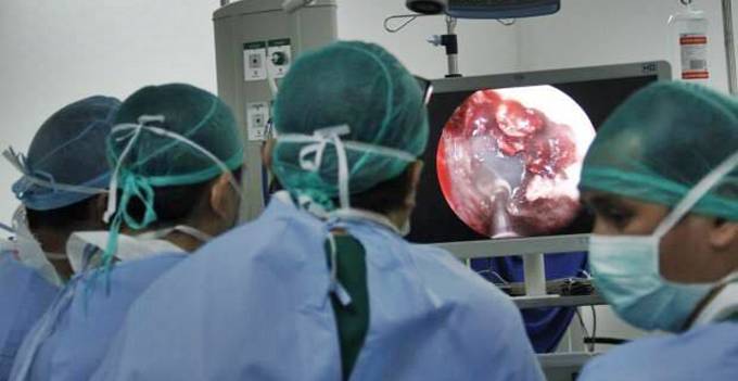 Dokter melakukan tindakan bedah di RS Siloam Manado