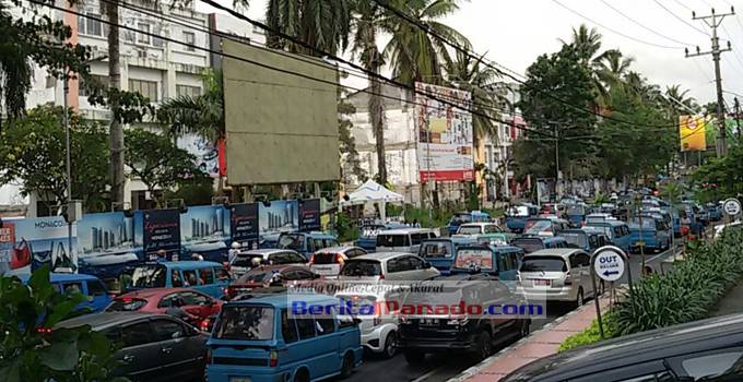 MACET - Kemacetan Jalan Piere Tendean Boulevard Manado