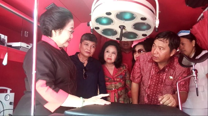 Megawati didampingi bupati meninjau fasilitas didalam mobil rumah sakit keliling
