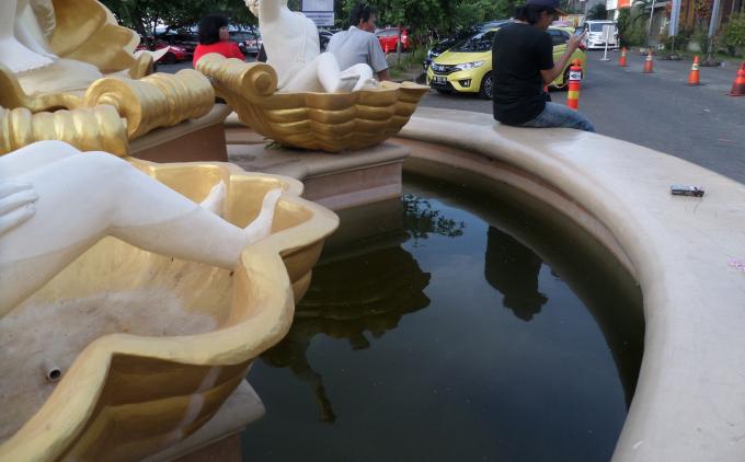 Patung Mantos belakang air