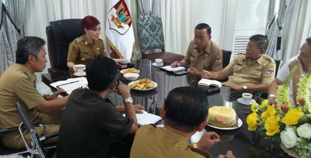 Tetty ketika memimpin rapat dengan sejumlah SKPD