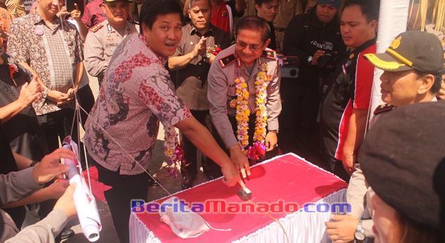 Penekanan Tompol Pembukaan Selubung Papan Gapura Kampung Bebas Miras Oleh Kapolda Sulut dan Wagub Sulut Drs Steven Kandouw