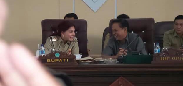 Percakapan antara Bupati Vonnie Anneke Panambunan dan Ketua DPRD Minut Berty Kapojos SE disela-sela diskusi