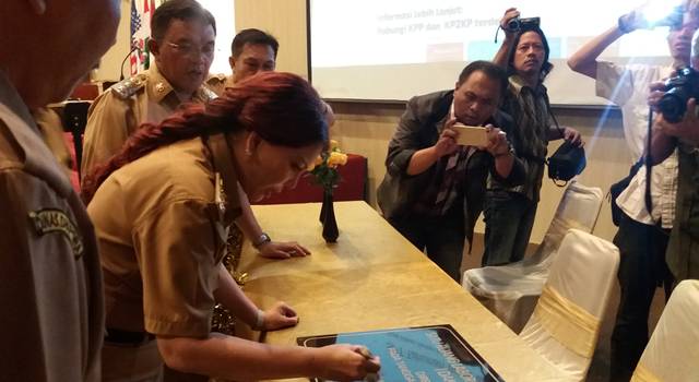 Vonnie Anneke Panambunan saat peresmian laboratorium komputer