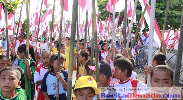 Anak Sekolah dan Bendera Indonesia