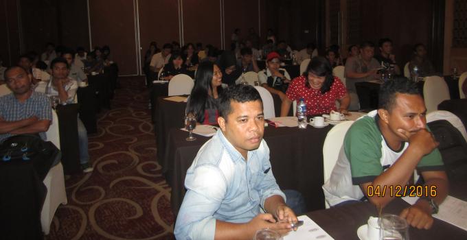 Bawaslu Sulut, Ketua KPU Sulut, Yessy Momongan rapat evaluasi wartawan