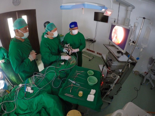 Situasi dalam ruang operasi saat tim bedah saraf sedang melakukan tindakan operasi