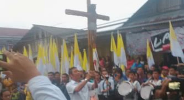 Wakil Bupati Minahasa Ivan Sarundajang Saat Menerima Salib IYD 2016