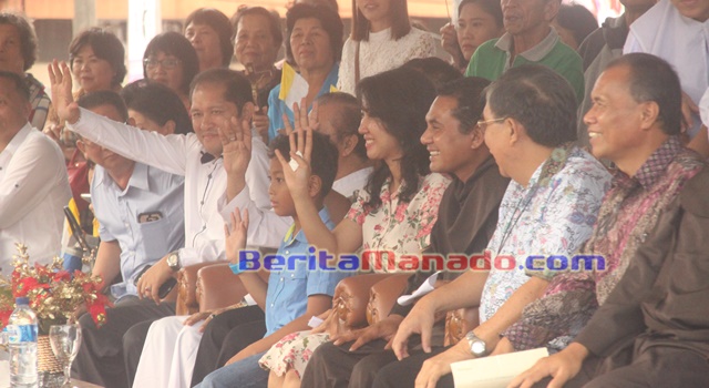 Camat Kawangkoan Ricky Laloan SH (kemeja putih) Bersama Dengan Para Pastor Kevikepan Tondano dan Tamu Undangan Lainnya