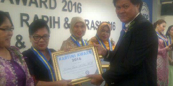 Kepala SMAN 7 Manado Kartini Tewal SPd MM ketika menerima penghargaan dari IHRDP