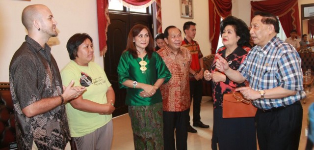 Ny Khouni Lomban Rawung ketika menerima Duta Yaki dari United Kingdom
