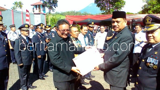 Wakil walikota ketika menerima penghargaan dari Kementerian Hukum dan HAM