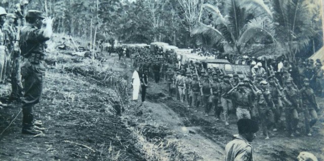 Pangdam XIII Merdeka memberi hormat.kpd defile pasukan Permesta pada upacara 4 April 1961