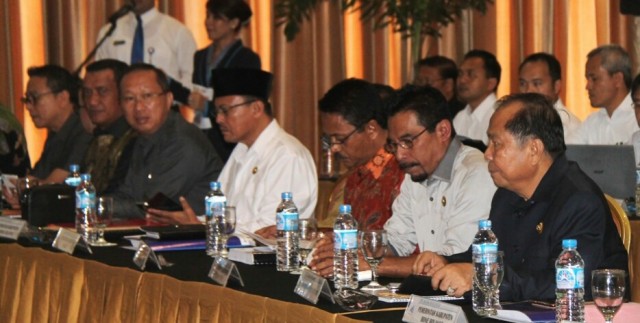 Walikota ketika menghadiri RUPS Bank Sulut