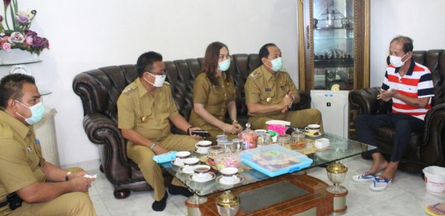 Walikota dan wakil walikota ketika mengunjungi Hanny Sondakh