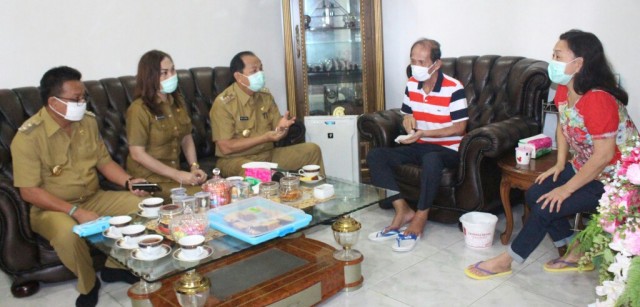 Walikota dan wakil walikota ketika mengunjungi Hanny Sondakh