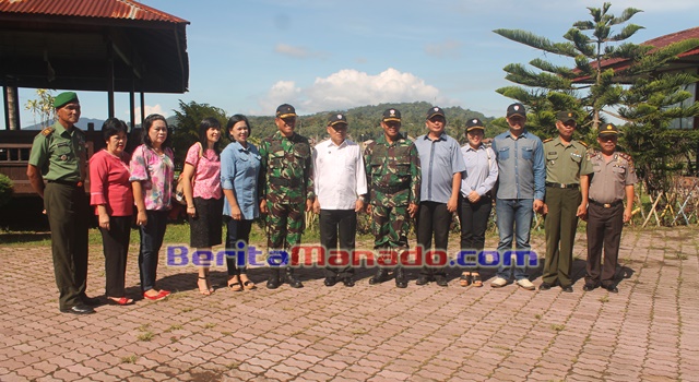 Foto Bersama Bupati Minahasa Dengan Kaskoops II Marsekal Muda Donny Ermawan dan Danlanudsri Manado Kolonel (Pnb) Djoko Tjahjono